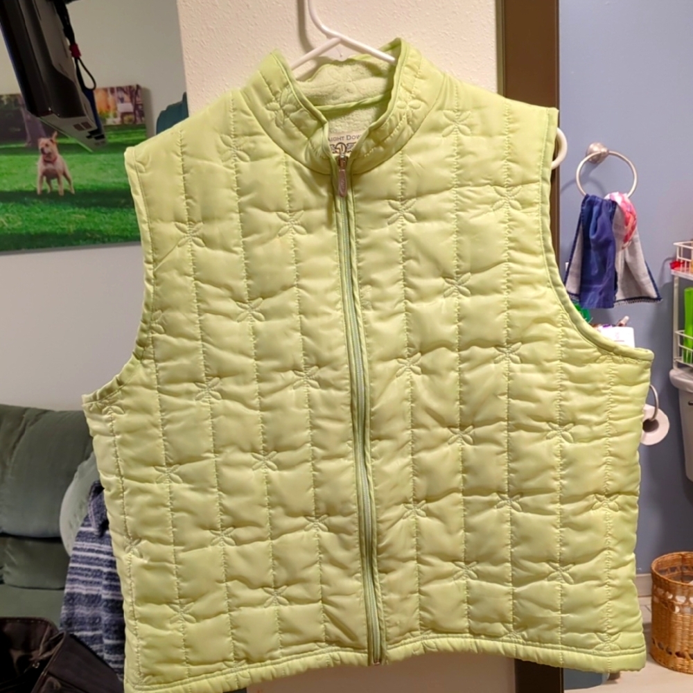 Straight Down Golf Quilted Puffer Vest: Style Meets Functionality